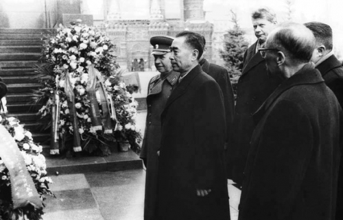 伍修权周恩来访苏 1964年周恩来访苏:苏联防长叫嚣“搞掉毛泽东”