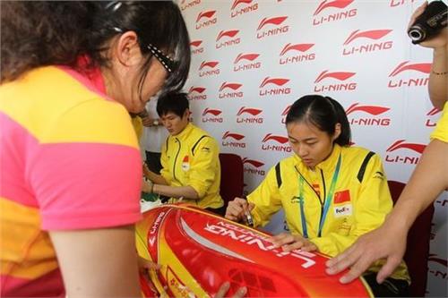 王仪涵签名龙大粉丝捧场 中国队比赛只能吃盒饭