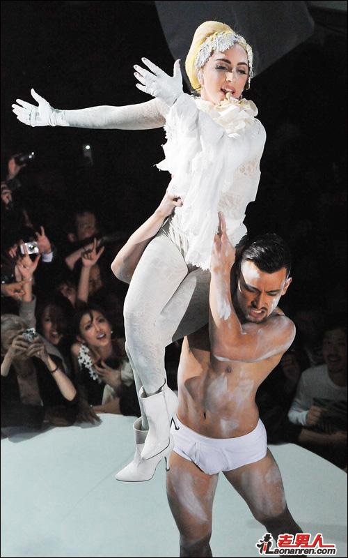Lady Gaga日本扮艺妓 穿透视装被猛男托抱【图】