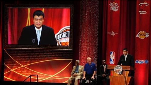 >艾佛森名人堂讲演 姚明正式中选NBA名人堂 自个讲演戏弄艾弗森大赞奥尼尔
