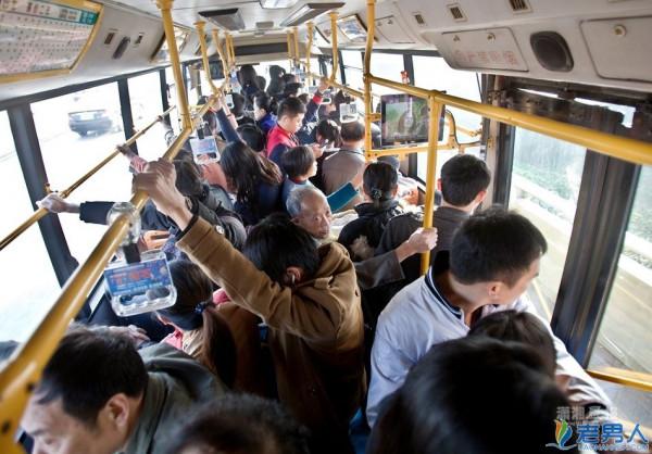 安全出行 论老人搭公交的五大策略