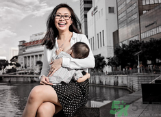 新加坡辣妈街头哺乳 支持职场女性喂奶