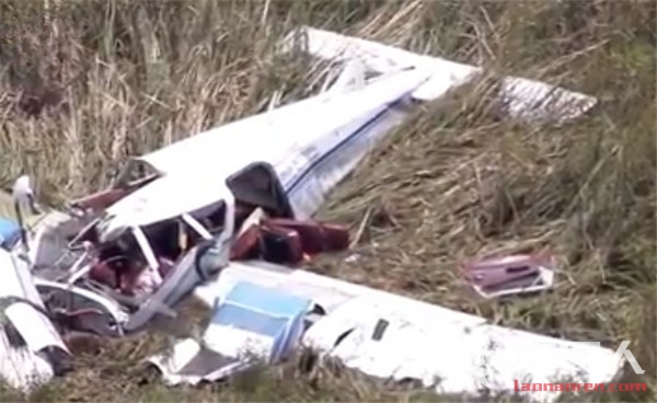 美两架小飞机相撞坠毁 机身支离破碎致3人死亡