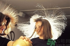 >头发爱静电和什么有关系吗？预防静电的小妙招
