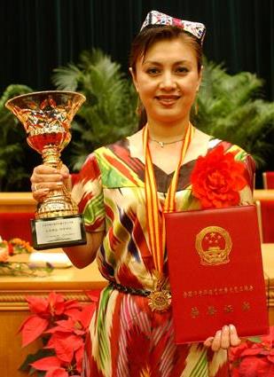>维吾尔族舞蹈家迪丽娜尔阿布都拉: