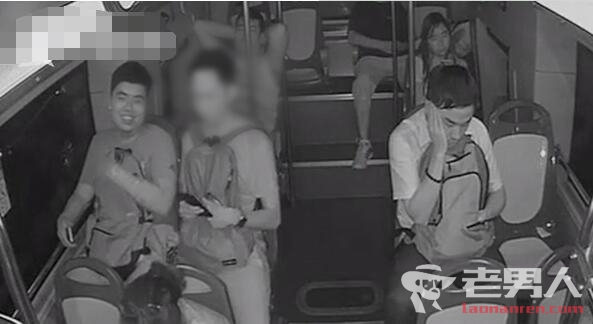 公交车上乘客充电宝爆炸起火 如何规范使用充电宝呢