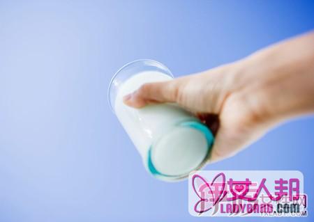 >空腹喝牛奶的危害 牛奶配含淀粉较多的食物利于营养吸收