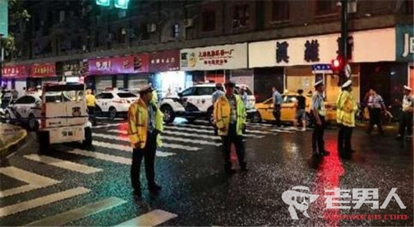 上海商铺招牌脱落致3死6伤 事故原因仍在调查中