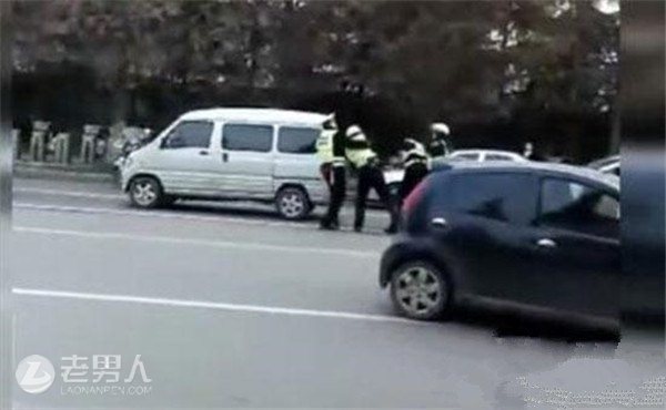 >两名交警当街互殴 互挥警棍战斗力惊人