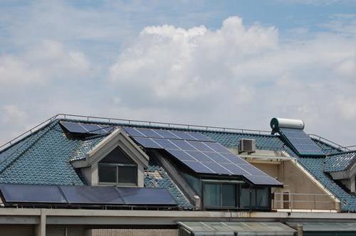 >【屋顶装太阳能发电】自家屋顶装太阳能发电系统 合算不合算记者帮你算