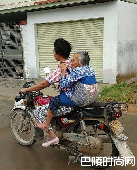八旬老人敢无照开摩托车 只为载百岁老母去看病