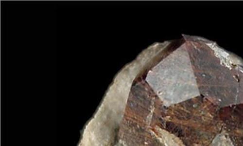 石榴石的鉴别方法 石榴石的功效与作用 佩戴石榴石的禁忌