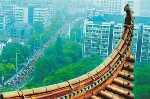 马拉松选手李文杰 大武汉成功举办首届马拉松赛 2万名选手用脚丈量最美赛道