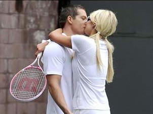 希尔顿超短裙约男友打网球 不避讳公开热吻