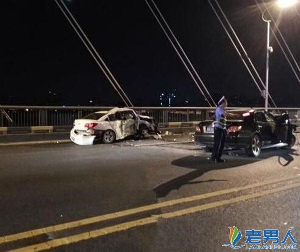 武汉两车对撞 车内两名男子当场身亡