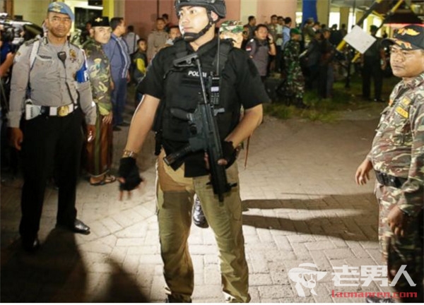>印尼警察总部遭袭 自杀式袭击致7名警察伤亡