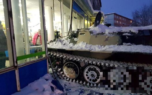俄罗斯男子开装甲车冲入超市偷酒事件全程经过解析