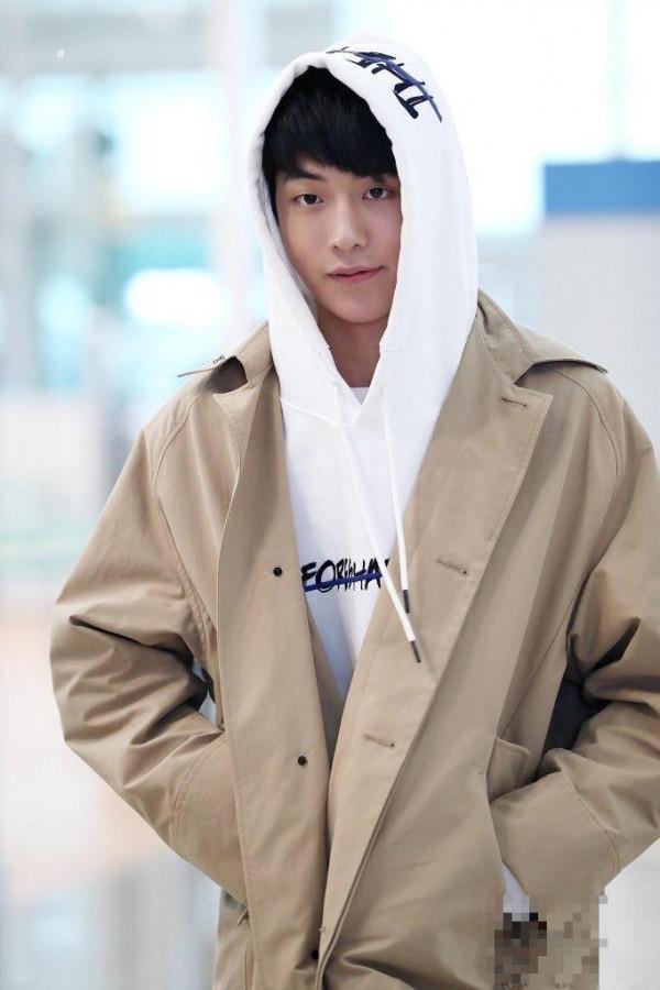 >韩国男星南柱赫在仁川机场街拍，身穿风衣搭配内搭卫衣，清新阳光