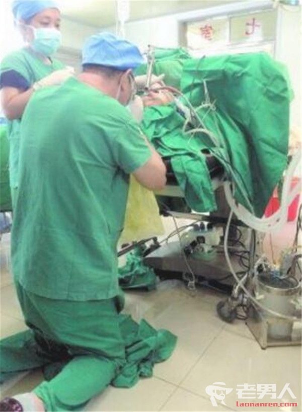60岁的医生为老人手术 跪在地板的动作让无数人感动