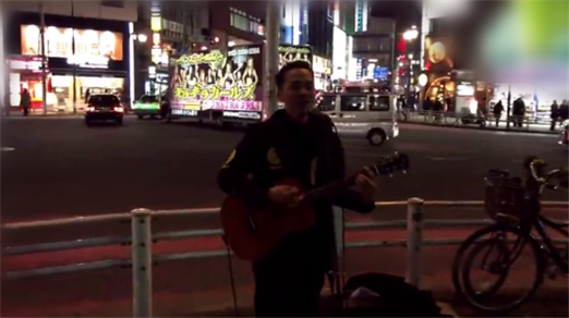 小伙日本街头弹唱《海阔天空》爆红 回顾beyond的光辉岁月