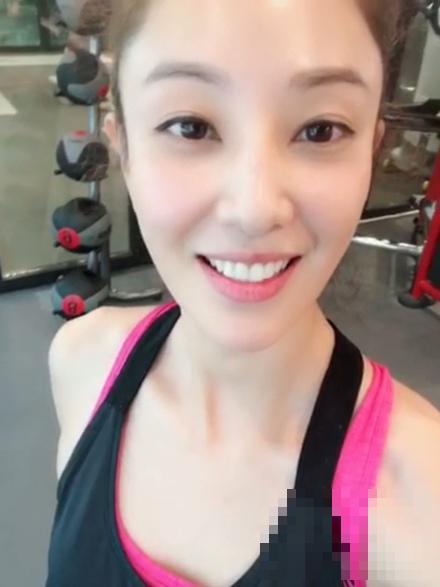 郑希怡化身健身教练“郑老师” 与网友分享好身材秘诀