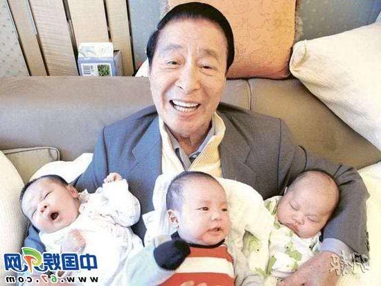 >【香港李兆基家族的子女】李兆基大儿子代孕三胞胎照爆光 与李家杰相似度90%