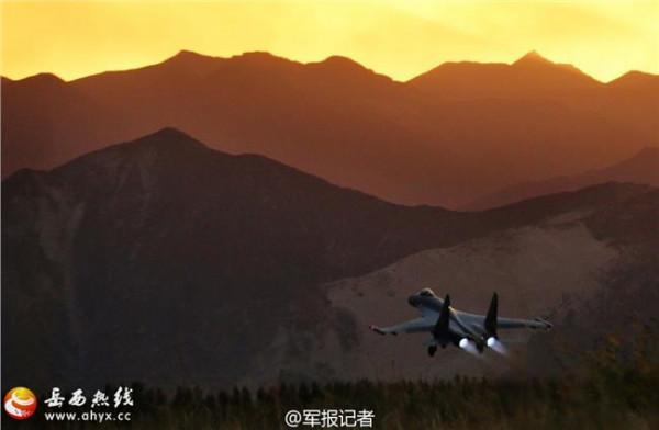 >第一飞行员吴克明 中国空军招收第十一批女飞行员安徽仅有3人入选