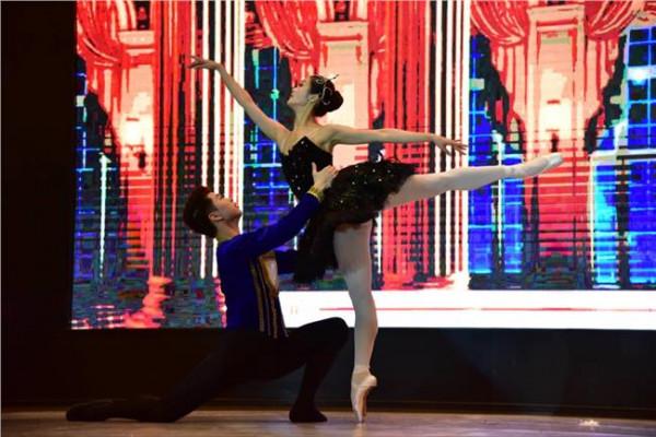 >庄辉艺术家 5国艺术家重新演绎经典芭蕾舞剧《天鹅湖》