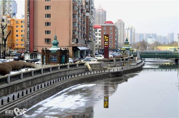 >邓晶春雪图 哈尔滨普降罕见春雪 机场和高速路被迫关闭(图)