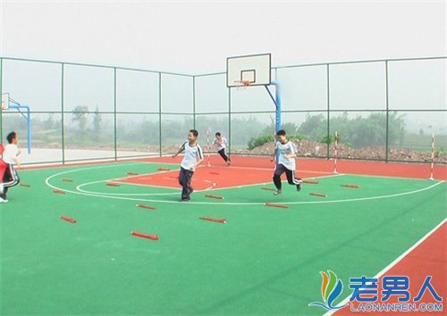 广州小学现恶臭篮球场 一个班11名同学不适请假