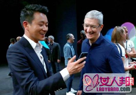 佟大为库克合影热聊苹果新品  iPhone7有十大升级！