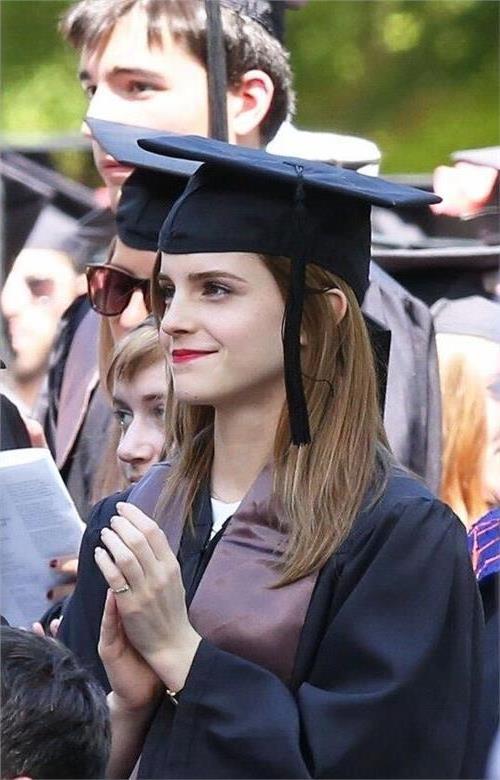 艾玛·沃特森的大学毕业盛典 红唇高跟出众 图
