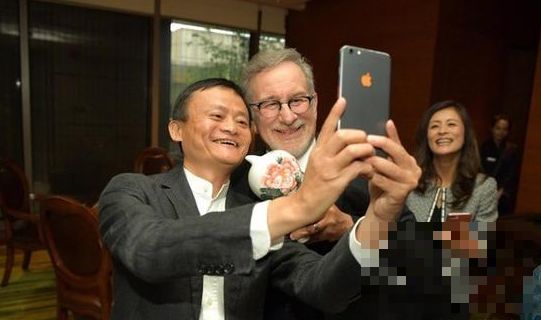 马云自拍曝光手机 疑为定制版苹果iPhone