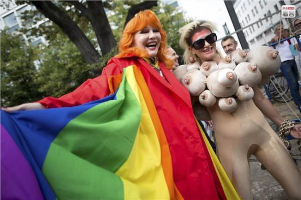>俄罗斯政府看待蒋方良 俄罗斯政府如今对待同性恋男女的态度和政策
