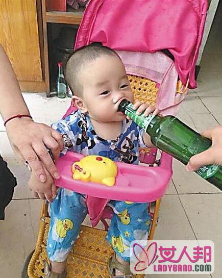 开放90后小情侣啤酒箱上干 清晰豪爽女人图片