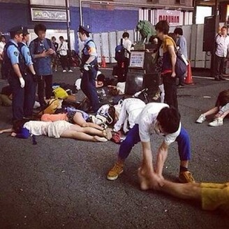 日本东京新宿歌舞伎町街女大学生团体昏倒组图 或被下药