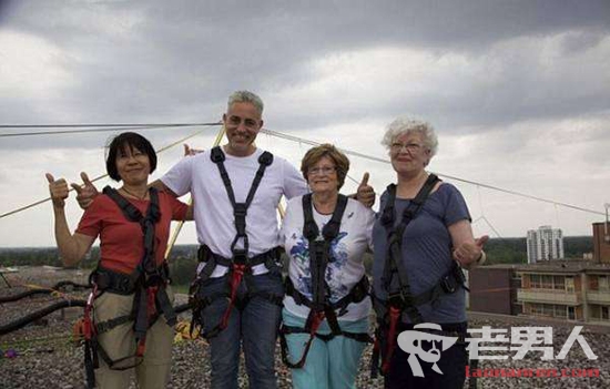 80岁老妇高空跳伞 冒险体验称“活到老学到老”