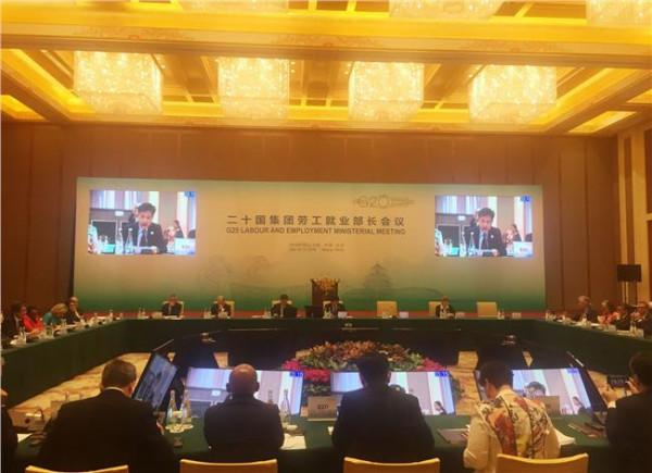 张鸿铭发言 杭州要打造大众创业万众创新的乐园 张鸿铭在代表团会议上发言