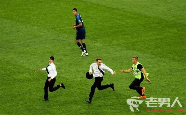 世界杯决赛四名球迷冲入球场中止比赛 帮法国成功防守