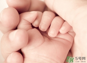 新生儿手指脱皮是怎么回事?是什么原因?