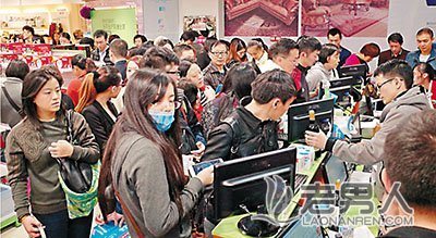 广州首家跨境电商保税店开业 奶粉价看齐香港