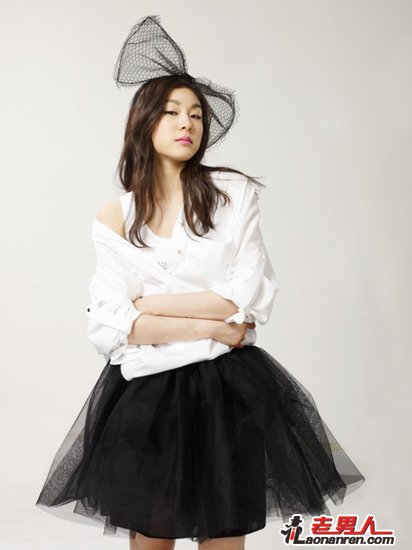 金妍儿变身服装设计师 黑色小纱裙显俏皮【组图】
