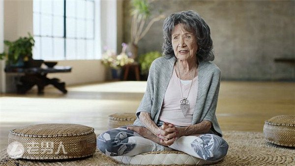 98岁身体似少女 系全球年龄最大的瑜伽教练