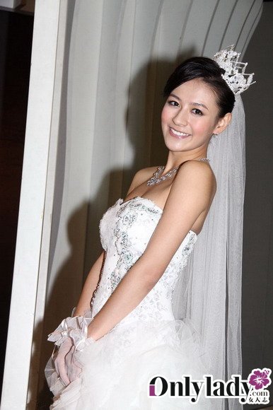 江若琳穿婚纱办签唱会 遇男粉丝当场求婚