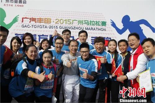 劳丽诗广场 2015广马慈善方阵压轴登场 奥运冠军杨景辉和劳丽诗领跑