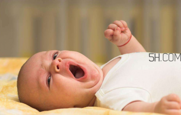 婴儿肠痉挛症状包括哪些？宝宝智力发育迟缓的信号