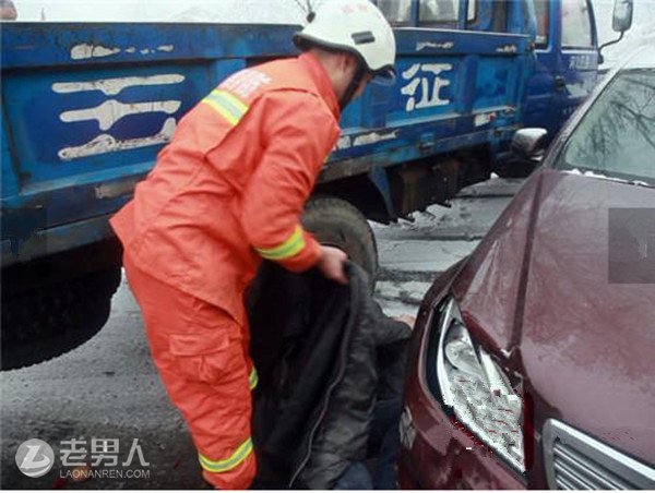 >大雾车祸后男子因围观拍照被撞 “中国式围观” 的后果