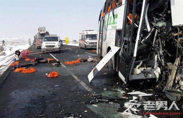 土耳其大巴与小车相撞侧翻 已致3死30余人受伤