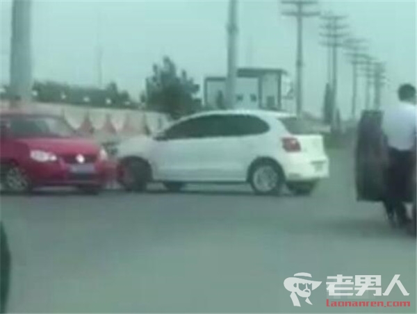 两名司机开车斗气 公路上演真实版碰碰车