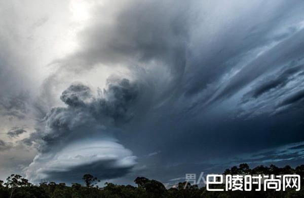 摄影师拍积雨云酷似UFO 网友：怕是帝君要下凡历劫了